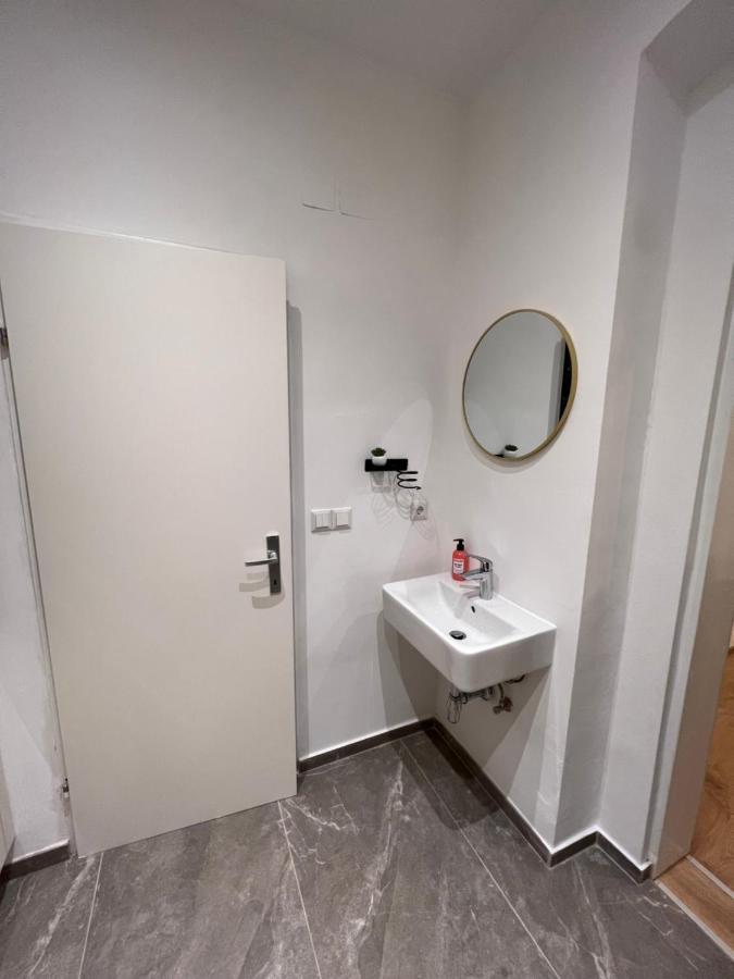 וינה Apartment Near Metro & Netflix מראה חיצוני תמונה